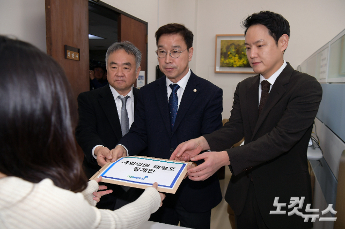 더불어민주당 위성곤 수석부대표(가운데) 송재호, 김한규 의원이 지난 15일 국회 의안과에서 태영호 의원에 대한 윤리위 징계안 제출을 하는 모습. 황진환 기자