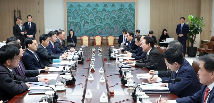 윤석열 대통령이 지난 15일 오전 서울 용산 대통령실 청사에서 열린  제13차 비상경제민생회의에서 발언하고 있다. 연합뉴스