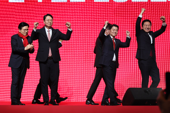 국민의힘 황교안·천하람·안철수·김기현 당대표 후보(왼쪽부터)가 16일 오후 광주 김대중컨벤션센터에서 열린 제3차 전당대회 광주·전북·전남 합동연설회에서 기념 촬영을 마친 뒤 지지자들을 향해 인사하고 있다. 연합뉴스