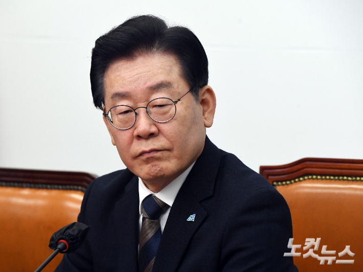 더불어민주당 이재명 대표가 16일 오후 국회 당대표실에서 열린 최고위원회의에 참석해 검찰의 위례 신도시·대장동 개발 특혜와 성남FC 후원금 의혹 등과 관련해 구속영장 청구에 대한 입장을 밝히기 전 생각에 잠겨 있다. 검찰이 제1야당의 대표에 대해 구속영장을 청구한 것은 헌정사상 처음이다. 황진환 기자