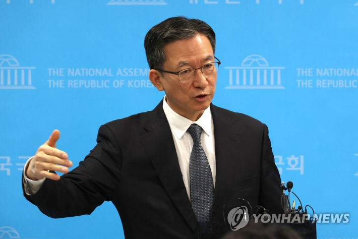 더불어민주당 정성호 의원이 14일 오전 서울 여의도 국회 소통관에서 구치소에 수감된 정진상 전 민주당 대표실 정무조정실장, 김용 전 민주연구원 부원장 면회 당시 발언과 관련해 기자회견을 한 뒤 취재진의 질문에 답하고 있다. 연합뉴스