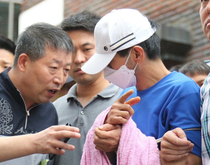 지난 2012년 사건현장에서 사건 당시를 재연하고 있는 서진환. 연합뉴스