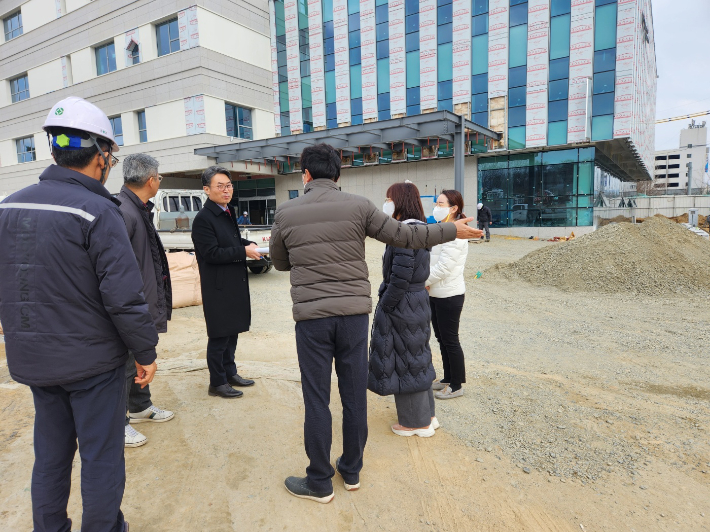 대전시는 16일 공공어린이재활병원 건립 준비 및 운영 위탁기관인 충남대학교병원 관계자와 함께 병원 건립공사 현장을 찾아 현안점검회의를 개최했다. 대전시 제공