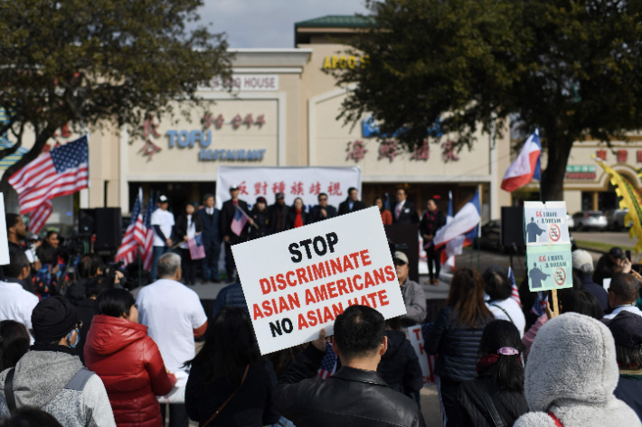 텍사스 휴스턴에서 시위자들이 중국인의 부동산 매입 금지 법안 반대 시위를 진행하며 '아시아 혐오를 멈춰라'는 피켓을 들고 있다. 연합뉴스