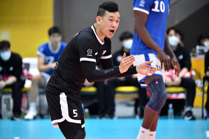 선수들을 독려하는 여오현. 한국배구연맹