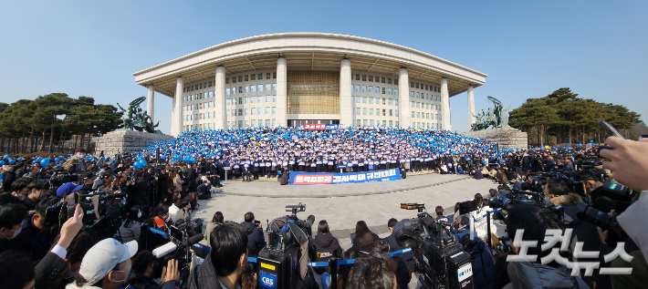 17일 오전 국회 본관 앞에서 열린 '윤석열 정권 검사독재 규탄대회' 참석자들이 구호를 외치고 있다. 황진환 기자