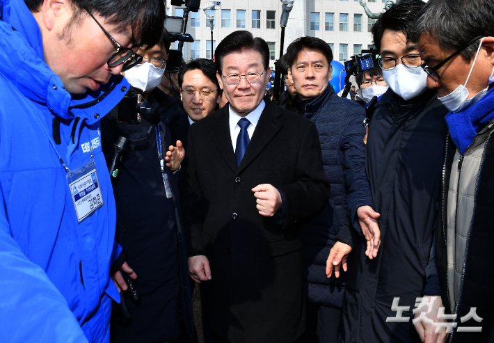 더불어민주당 이재명 대표가 17일 오전 국회 본관 앞에서 열린 '윤석열 정권 검사독재 규탄대회' 를 마치고 차량으로 향하고 있다. 황진환 기자