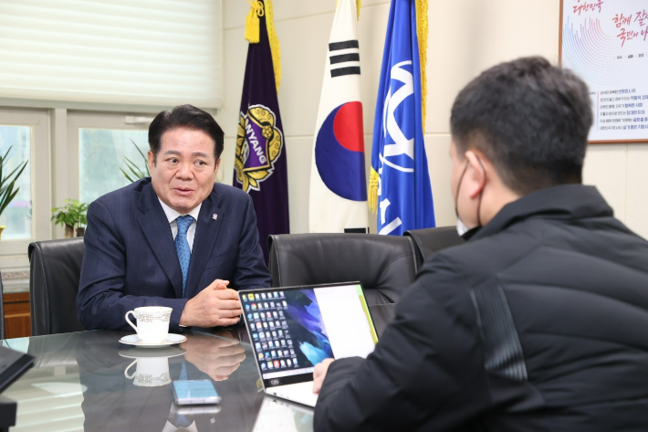 최 시장이 취재진에게 공직사회의 도덕성에 대해 발언하고 있는 모습. 안양시청 제공