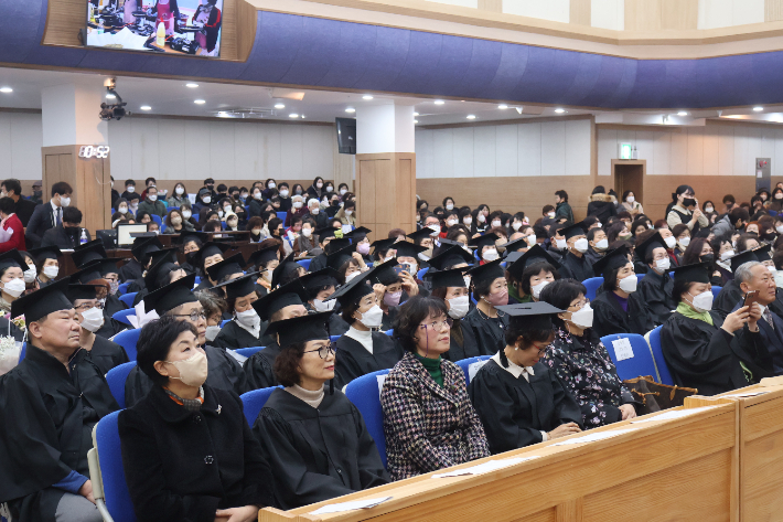 졸업식에 참석한 늦깍이 학생들. 부산시교육청 제공