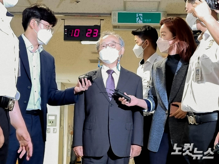 지난 2021년 부하직원 강제추행 혐의로 재판에 출석한 오거돈 전 부산시장. 박진홍 기자