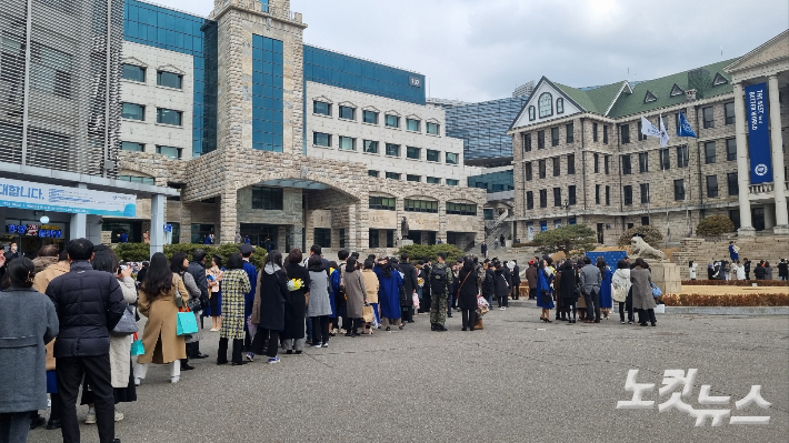 16일 오후 2시쯤 서울 성동구 한양대학교에서 졸업 사진을 찍기 위해 시민들이 줄을 서서 기다리는 모습이다. 양형욱 기자