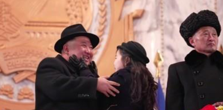 5주년 기념 열병식에서  김정은 얼굴 어루만지는 딸 김주애. 연합뉴스