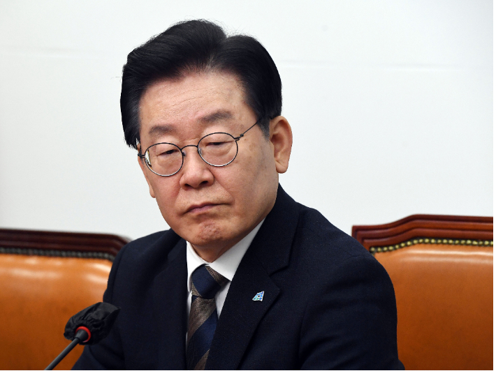 더불어민주당 이재명 대표가 16일 오후 국회 당대표실에서 열린 최고위원회의에 참석해 검찰의 위례 신도시·대장동 개발 특혜와 성남FC 후원금 의혹 등과 관련해 구속영장 청구에 대한 입장을 밝히기 전 생각에 잠겨 있다. 검찰이 제1야당의 대표에 대해 구속영장을 청구한 것은 헌정사상 처음이다. 황진환 기자