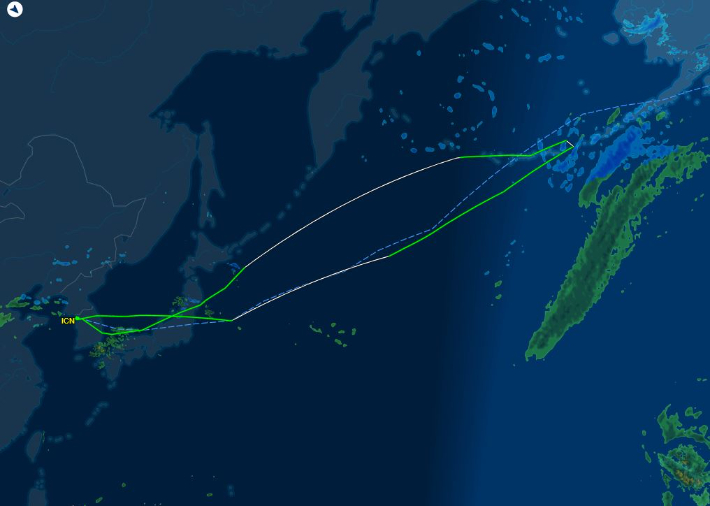인천발 뉴욕행 대한항공085편의 16~17일 항적. 베링해 부근에서 회항해 이륙 13시간 37분 만에 인천공항에 다시 착륙했다. flightaware캡처