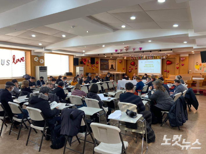 제10차 한독교회협의회 둘째날인 17일 양국 교회 참가자들이 서울 종로구 연동교회에서 '소외된 이웃과의 연대-에큐메니컬 동행', '21세기 디아코니아 사역의 전망과 도전'에 대해 대화모임을 하고 있다.