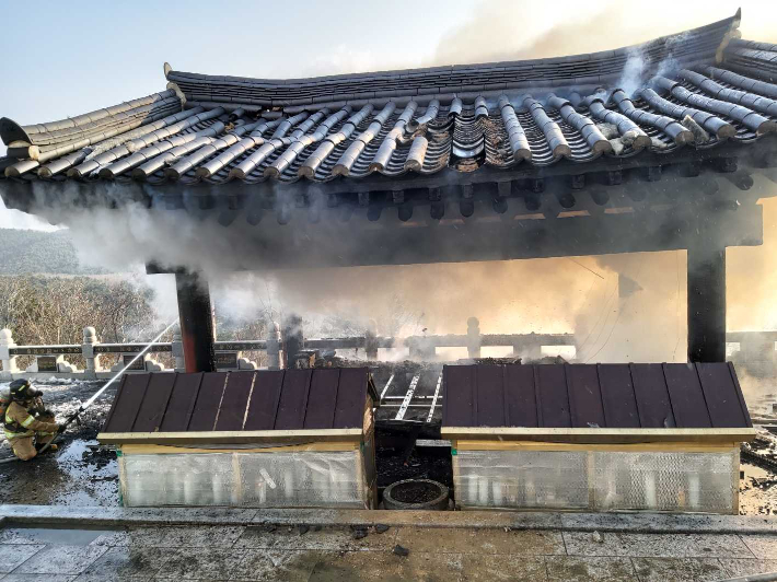 19일 오전 7시 32분쯤 강원 고성군 토성면 신평리 화암사 내 법당에서 불이 나 소방당국이 진화를 벌이고 있다. 강원소방본부 제공