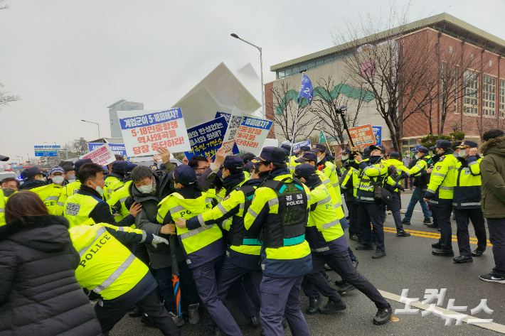 광주전남지역 110여 개 시민사회단체들은 일부 5·18 단체와 특전사동지회가 개최하는  '포용과 화해와 감사 대국민 공동선언식'을 반대했다. 박성은 기자