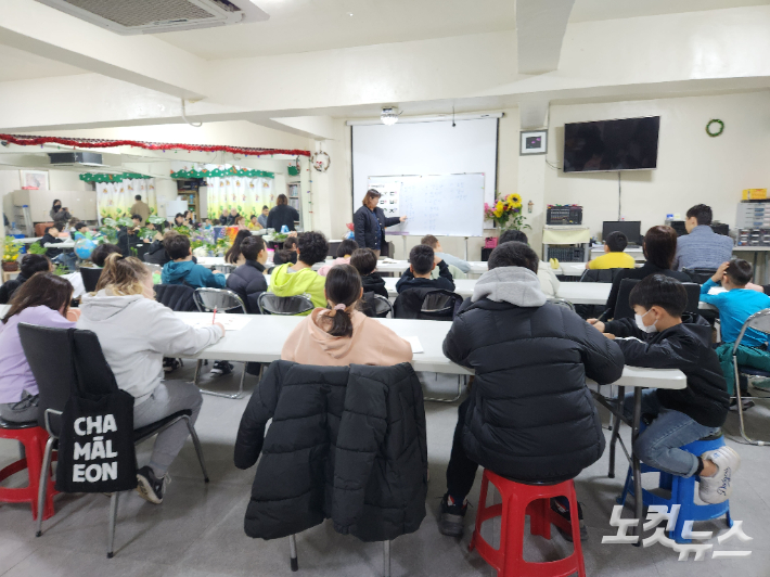 지난 17일 동포종합지원센터에서 한국어 수업을 듣고 있는 아이들. 박성은 기자
