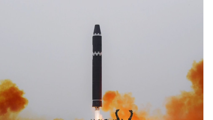 북한이 18일 오후 대륙간탄도미사일(ICBM) '화성-15형'을 고각발사했다고 밝혔다. 연합뉴스