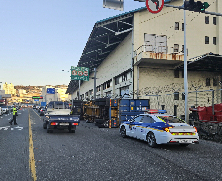 20일 부산 남구 트레일러 전도 사고 현장. 부산경찰청 제공