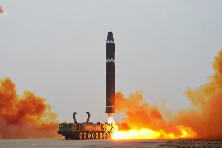 북한이 18일 오후 대륙간탄도미사일(ICBM) '화성-15형'을 고각발사했다고 밝혔다. 연합뉴스