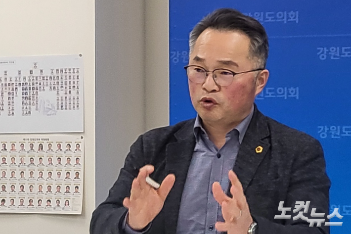 이기찬 강원도의회 부의장이 20일 강원도의회 기자실을 찾아 명예의장 제도를 둘러싼 반대 의견을 반박하고 있다. 박정민 기자 