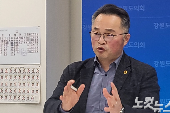 이기찬 강원도의회 부의장이 20일 강원도의회 기자실을 찾아 명예의장 제도를 둘러싼 반대 의견을 반박하고 있다. 박정민 기자 