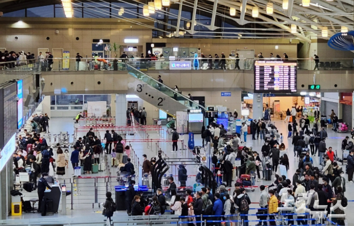 지난 16일 오후 김해국제공항 국제선 탑승구 앞이 이용객들로 북적이고 있다. 정혜린 기자 