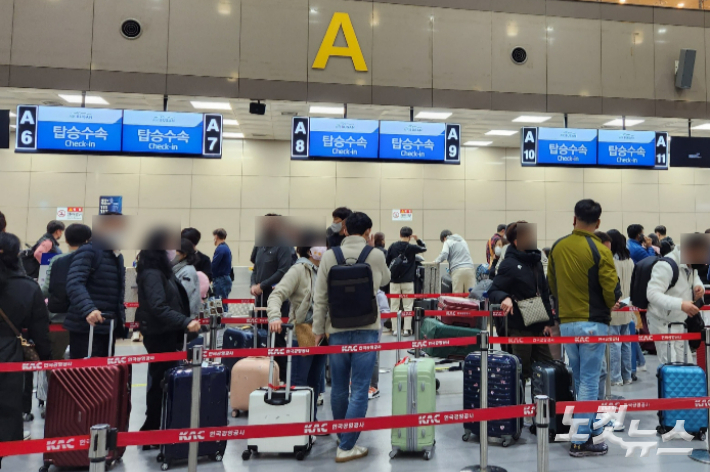 16일 오후 김해국제공항 국제선을 타려는 승객들이 탑승 수속을 밟기 위해 줄을 서고 있다. 정혜린 기자