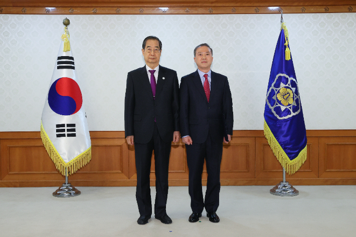 양오봉 전북대 총장은 20일 국무총리로부터 대통령 임명장을 전수 받았다. 전북대 제공