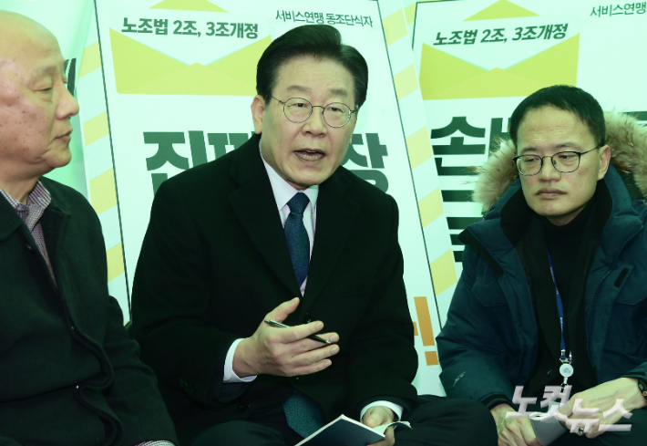 더불어민주당 이재명 대표가 20일 오후 국회 앞 노조법2·3조 운동본부 농성장을 찾아 참석자들의 의견을 청취한 뒤 발언하고 있다. 황진환 기자