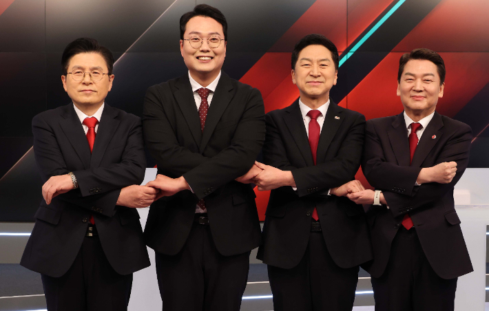 기념촬영하는 국민의힘 당대표 후보들. 연합뉴스