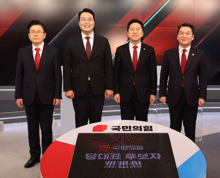 기념촬영하는 국민의힘 당대표 후보들. 연합뉴스