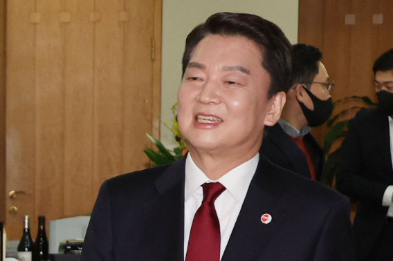 TV 토론 참석하는 안철수 후보. 연합뉴스