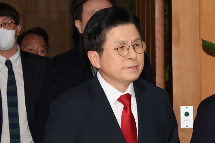 TV 토론 참석하는 황교안 후보. 연합뉴스