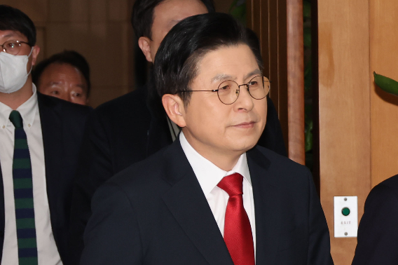 TV 토론 참석하는 황교안 후보. 연합뉴스