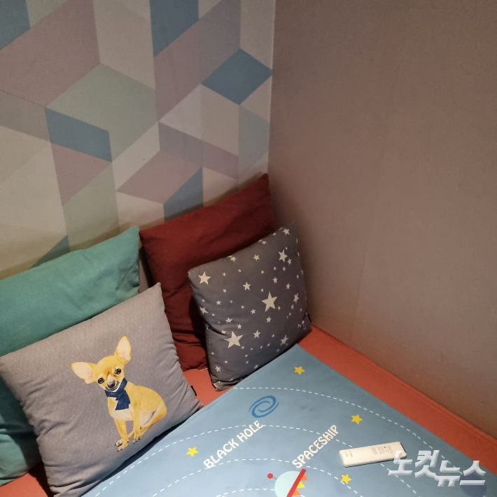 서울에 있는 한 룸카페 내부 모습. 내부에는 TV, 침구류 등이 비치됐다. 양형욱 기자 