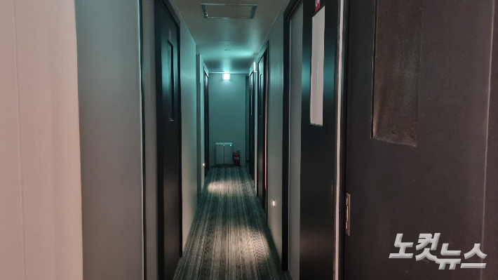 지난 9일 오후 서울 강남역 인근 룸카페 내부. 좁은 복도 주변으로 밀페된 방들이 줄지어 있는 모습이다. 양형욱 기자 