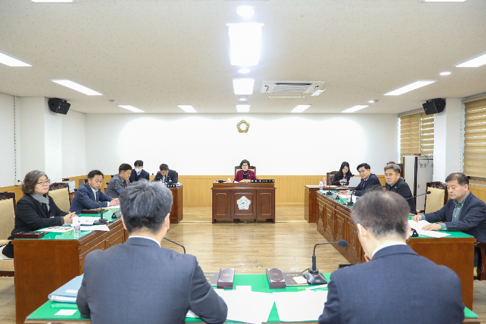 경주시의회 의회운영위원회가 주요업무 보고를 하고 있다. 경주시의회 제공