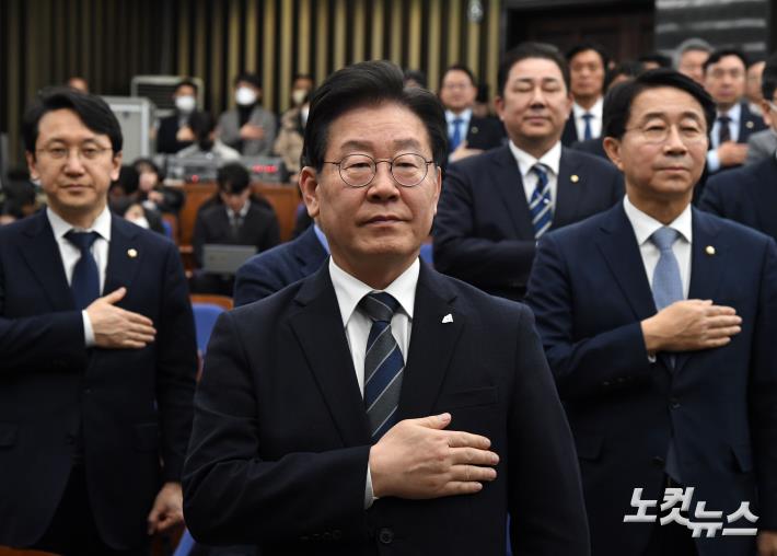 국기에 대한 경례하는 이재명 대표