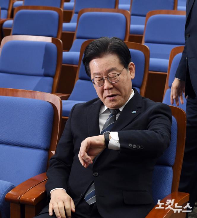 시계 보는 이재명