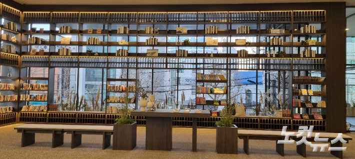 영등포자이 디그니티 견본주택에 전시된 다양한 책들. GS건설은 입주민들을 위해 2년동안 교보문고 큐레이션 서비스를 제공할 예정이다. 김수영 기자