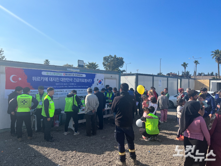 한국교회봉사단(대표회장 김태영 목사)과 그린닥터스재단, 온병원그룹(정근 이사장)이 현지시각으로 18일과 20일 두차례에 걸쳐 튀르키예 동남부 하타이주 이스켄데룬 이재민 캠프에 간이 진료소를 설치하고 의료봉사활동을 펼쳤다. (사진 = 크리스천기자협회 공동취재단)