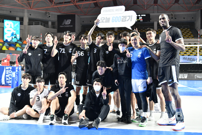 현대캐피탈 선수들이 여오현의 600경기 출전을 축하하는 기념 사진을 촬영하고 있다. 한국배구연맹