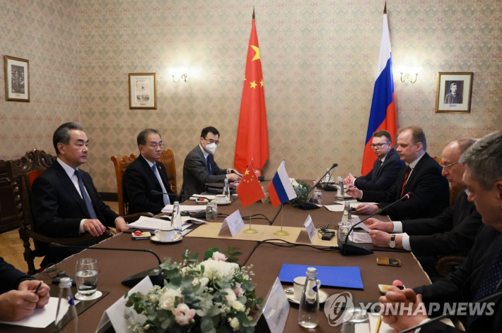 니콜라이 파트루셰프 러시아 국가안보회의 서기 등이 21일(현지시간) 모스크바를 방문한 왕이 중국 공산당 중앙정치국 위원 일행과 회담하고 있다. 연합뉴스