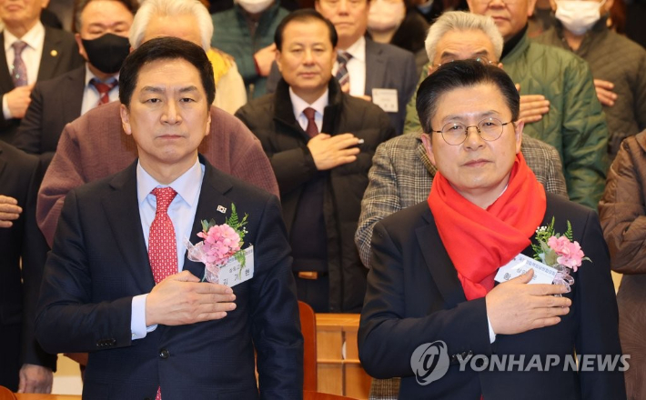 국민의힘 김기현 당 대표 후보와 황교안 당 대표 후보가 8일 오후 국회 헌정기념관에서 열린 국민의힘 책임당원협의회 출범식에서 국민의례를 하고 있다. 연합뉴스