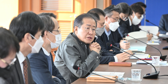 홍준표 대구시장(왼쪽에서 4번째)은 20일 간부회의에서 "롯데몰 같은 사업 지연을 방치해서는 안 된다"고 말했다. 대구시 제공. 