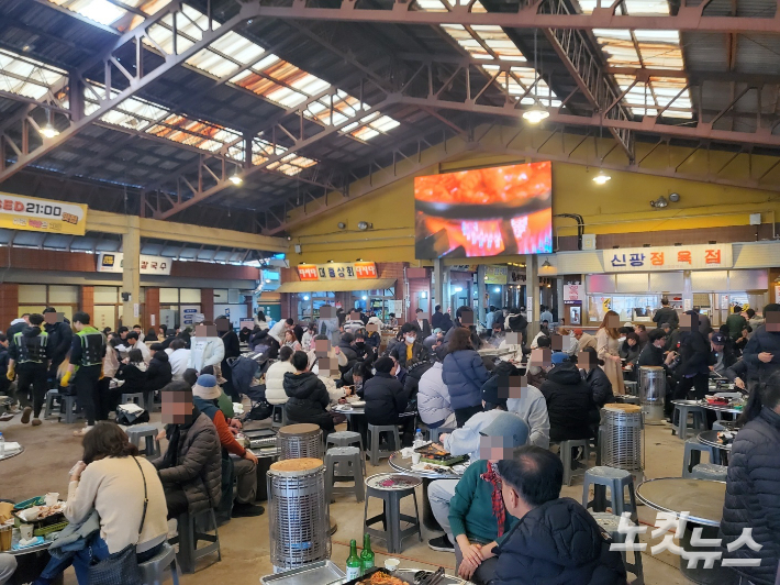 방문객들로 가득찬 예산상설시장. 고형석 기자