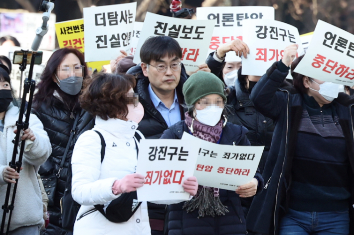 유튜브 매체 '시민언론 더탐사' 강진구 대표가 22일 오전 구속영장실질심사를 앞두고 서울 서초동 서울중앙지법 앞에서 구속 수사의 부당함을 주장하는 기자회견을 한 뒤 지지자들과 함께 법정으로 향하고 있다. 연합뉴스