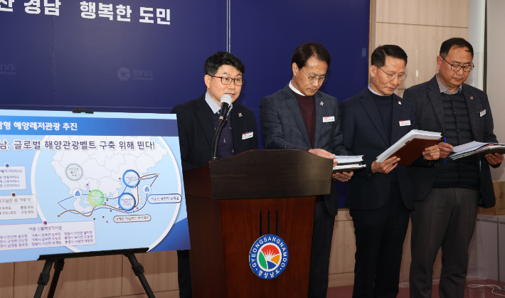 경남도 김제홍 해양수산국장이 브리핑을 하고 있다. 경남도청 제공